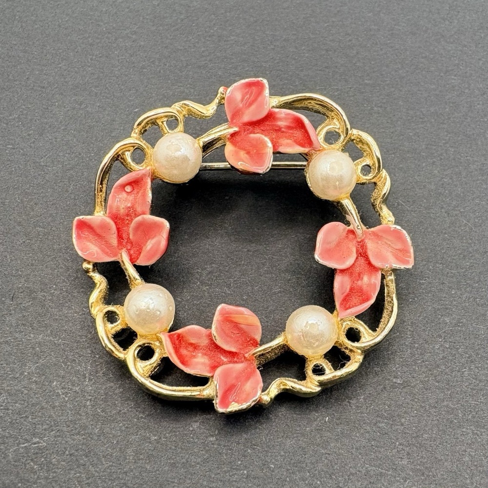 Vintage Gerry's Faux Pearl Gold Tone Pink Enamel‎  Leaves Wreath Brooch 1.25"